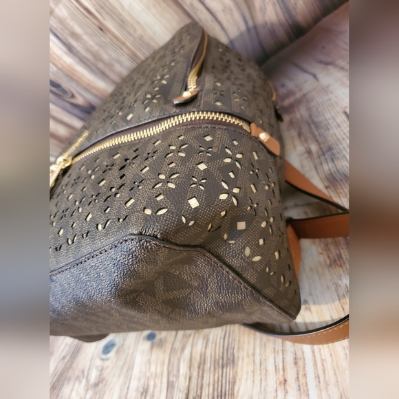 Michael Kors Medium Rhea Perforated Back - Picture 5 of 10